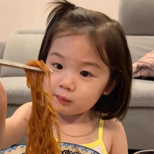 爱吃亿点点碳水 头像