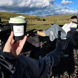 高空中振翅翱翔的鹰 头像