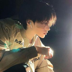 蘅堤慢走的游人 头像