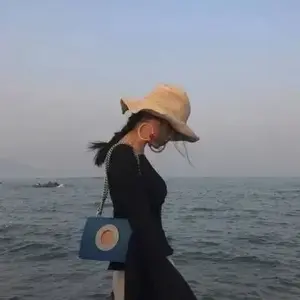 古镇游览的观光客 头像