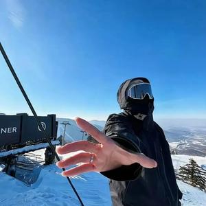 空中驾驶滑翔伞的侠 头像