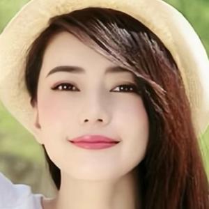 视频车被违停的“剁椒鱼头”挡路，热心男子直接将车推上马路牙子 - 今日头条