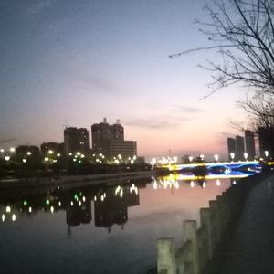 热闹河流an