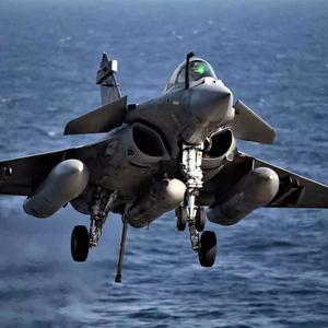 闹市中穿梭的行者 头像