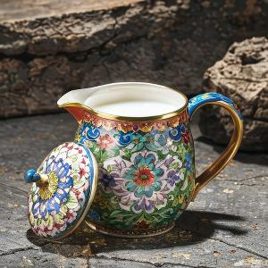 邮筒旁认真写信人 头像