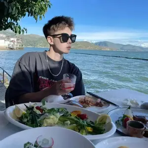 爱玩的小狼 头像