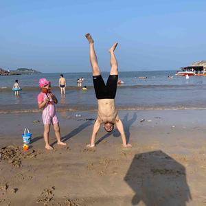 戴口罩的虫子大叔 头像